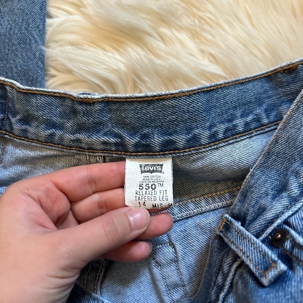 LEVI’S 550 Jeans In Medium Wash - Picture 3 of 5